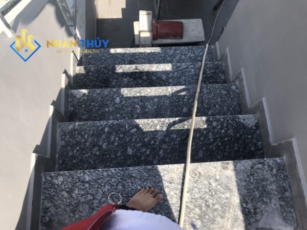 ốp đá hoa cương bậc thang